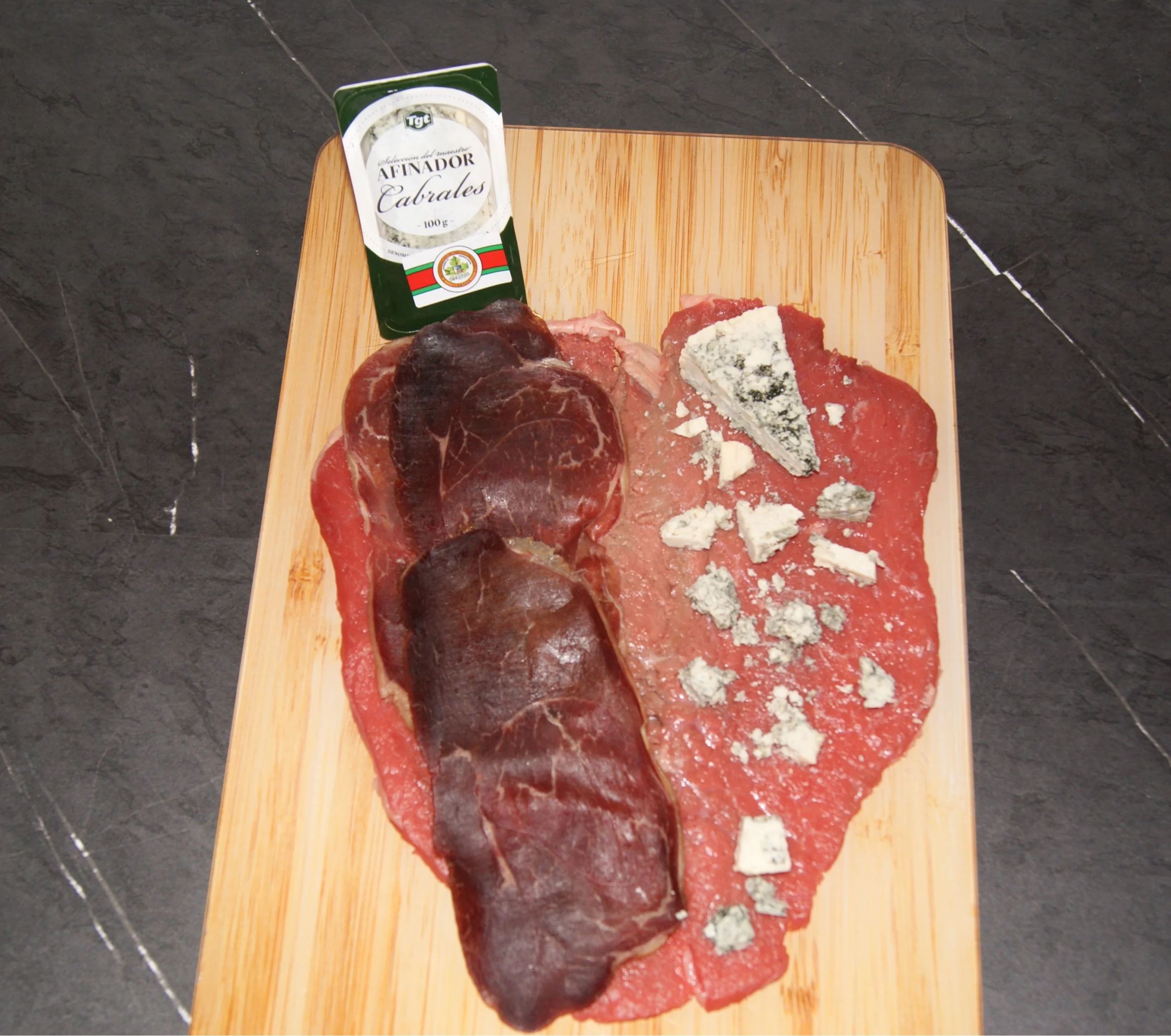 Cachopo de Ternera con cabrales y cecina